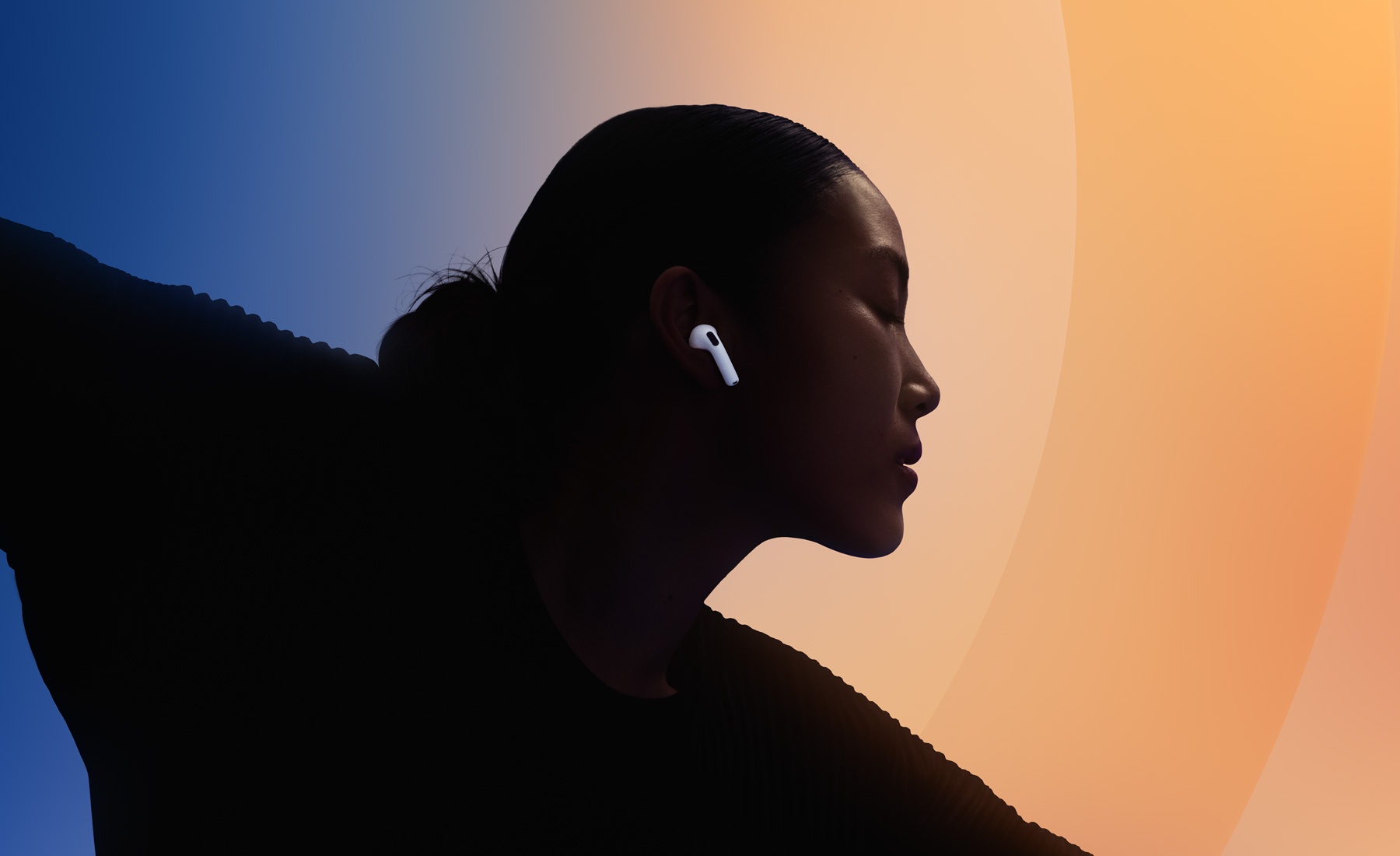 Osoba pleše dok nosi AirPods 5
