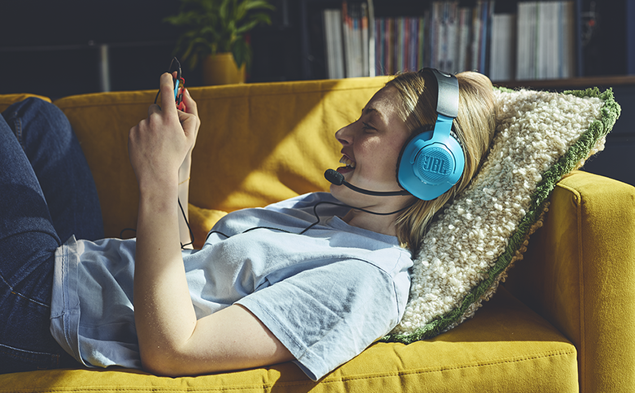 Osoba s mikrofonom JBL Quantum 100N