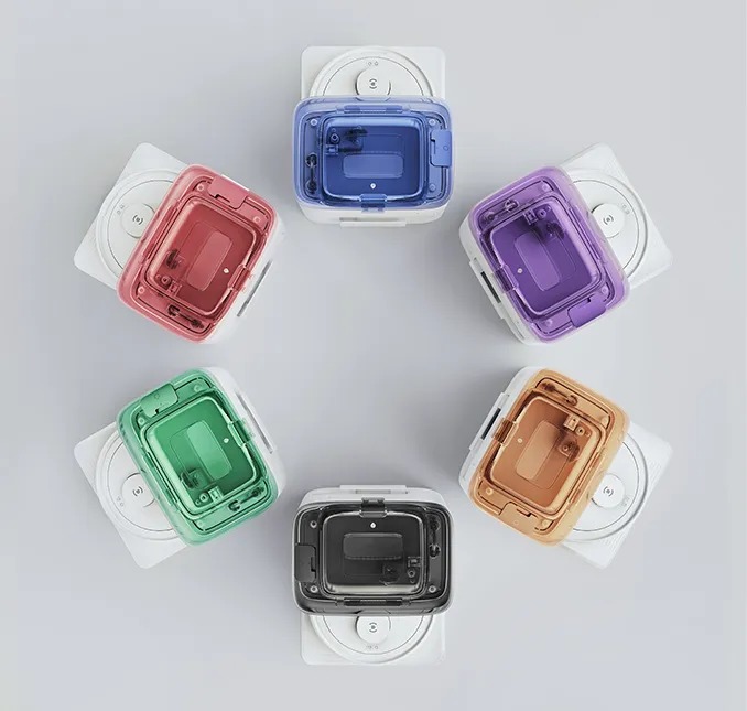 Živopisna paleta boja i transparentni spremnik