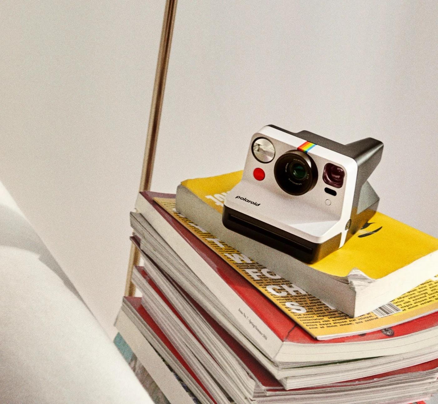 Polaroid kamera na knjigama
