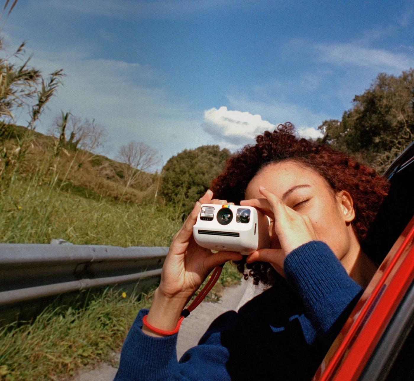 Polaroid kamera na knjigama