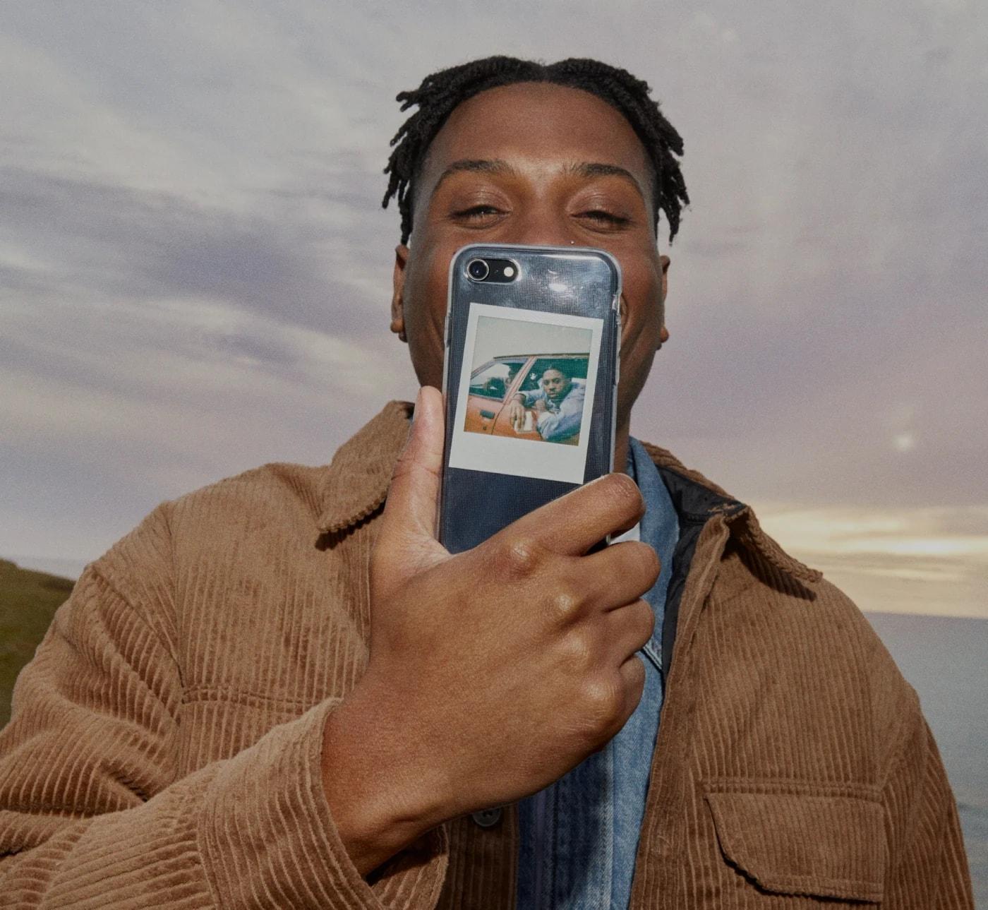 Polaroid kamera na knjigama