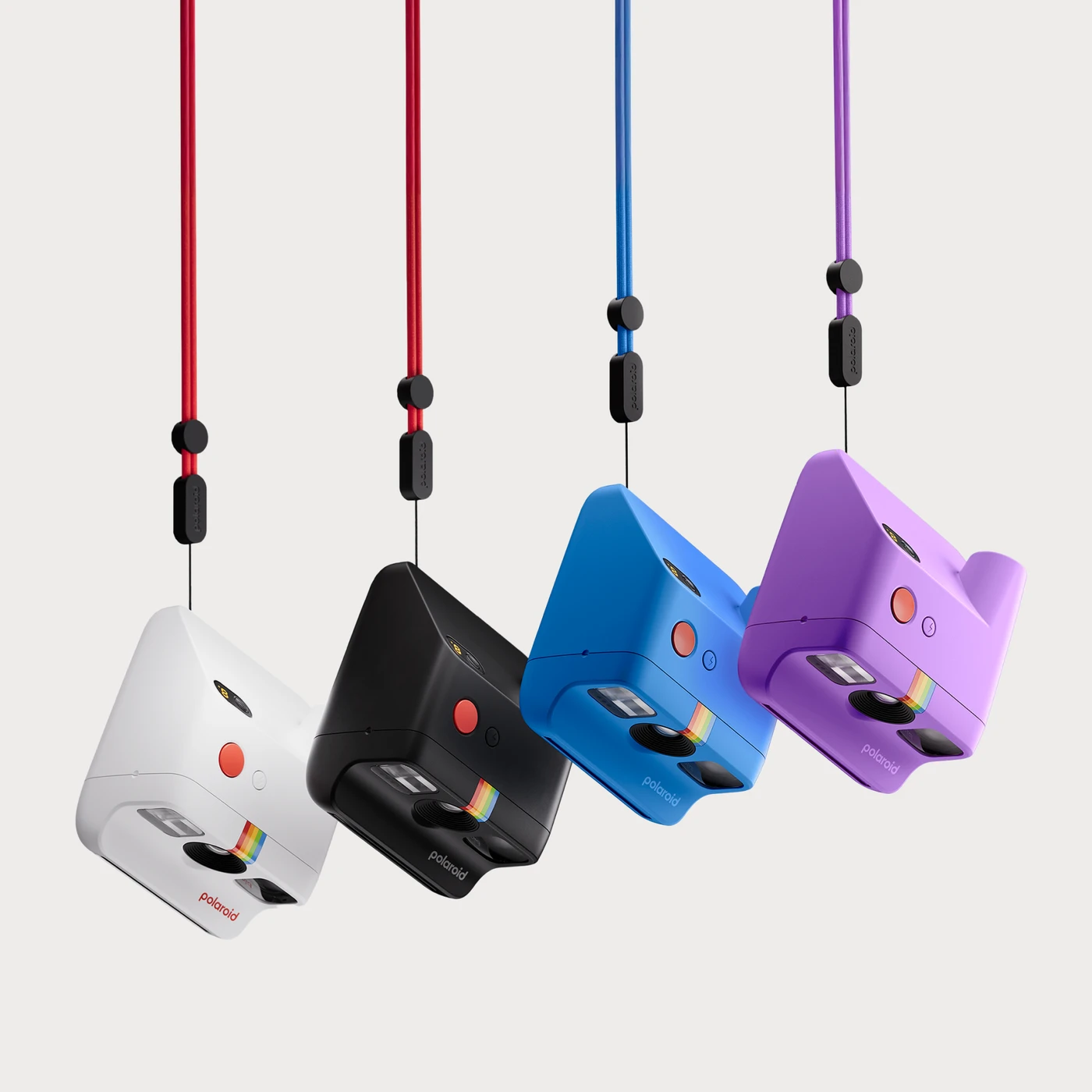 Polaroid kamera na knjigama