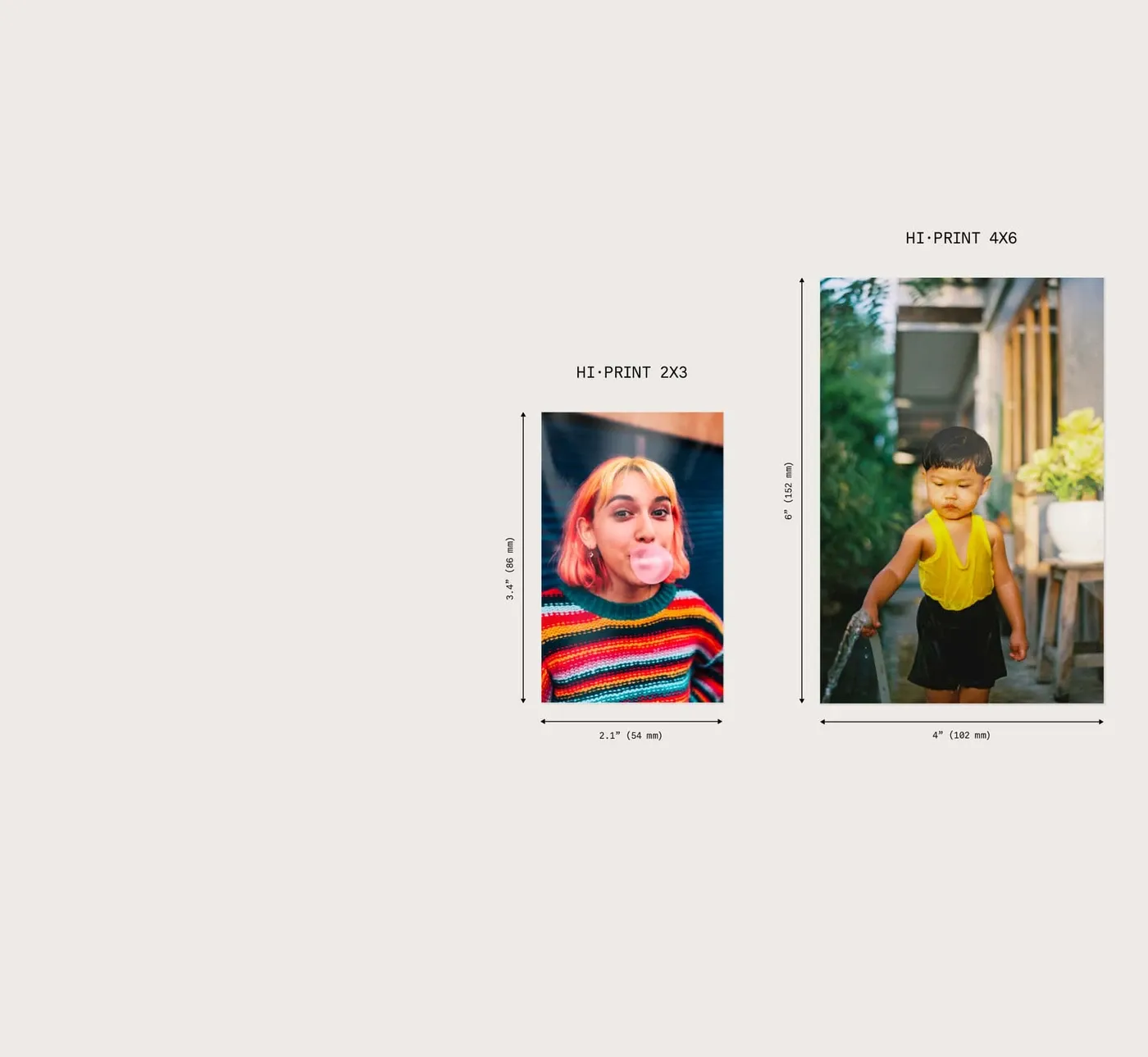 Polaroid kamera na knjigama