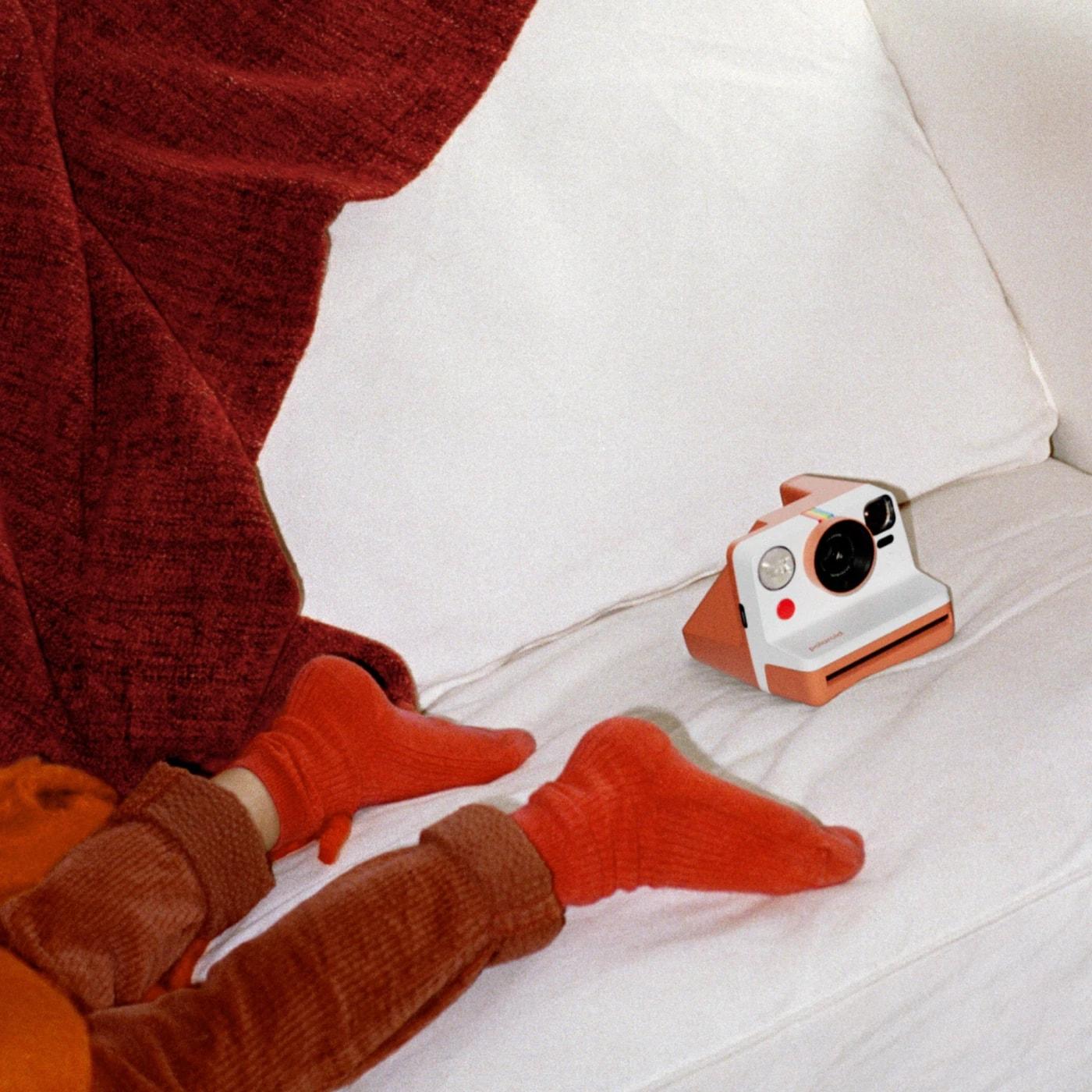 Polaroid kamera na knjigama