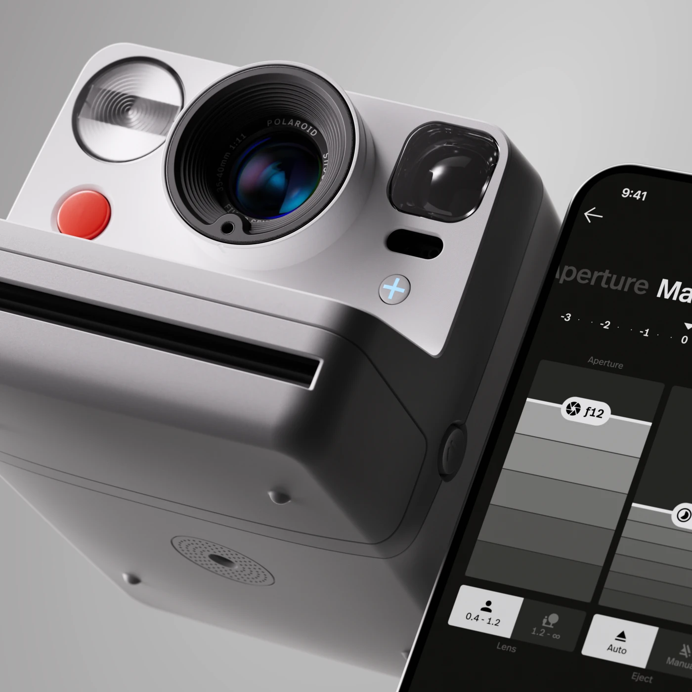 Polaroid kamera na knjigama