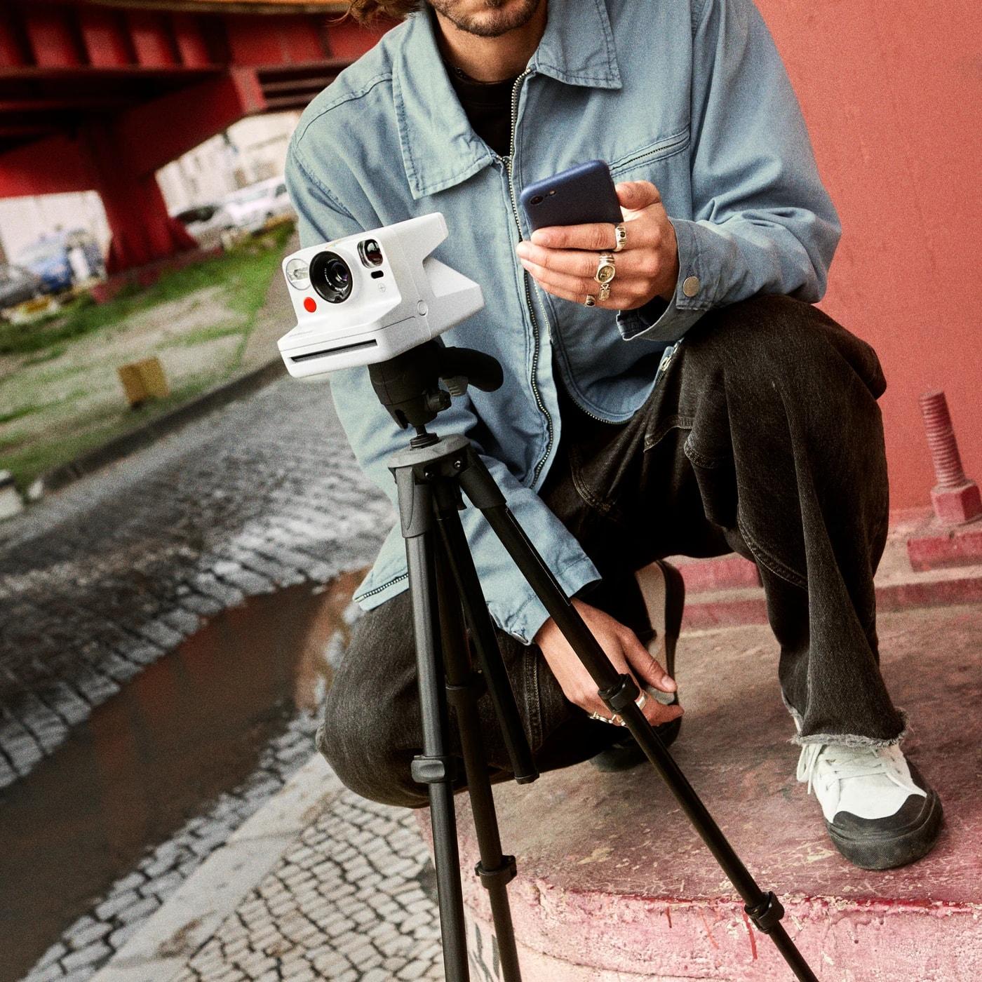 Polaroid kamera na knjigama