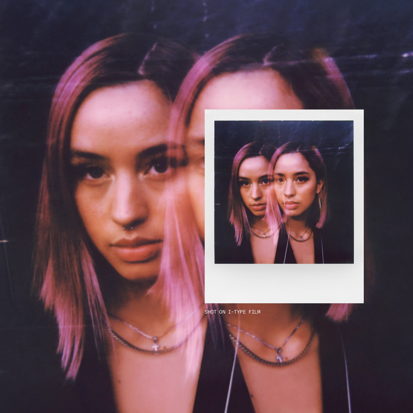 Polaroid kamera na knjigama