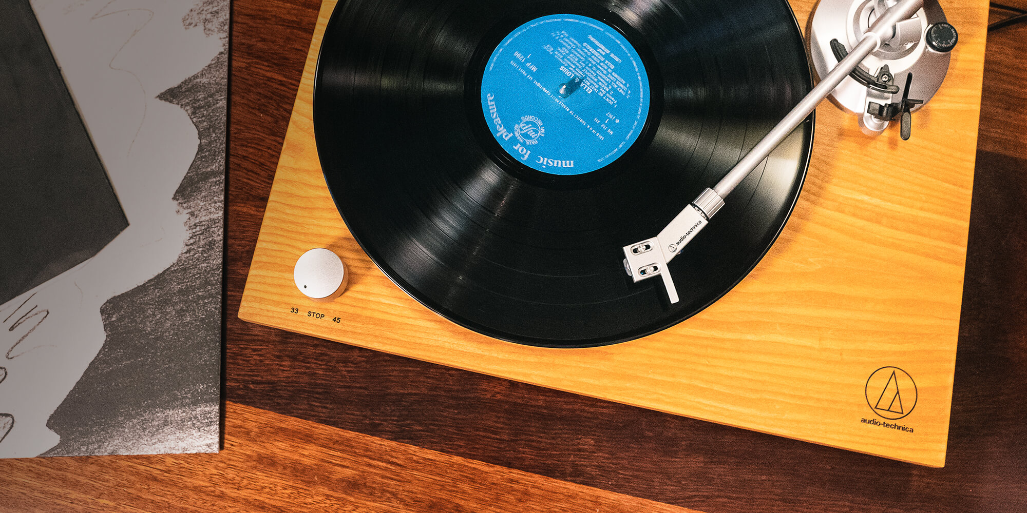 AT-LPW40WN drveni gramofon