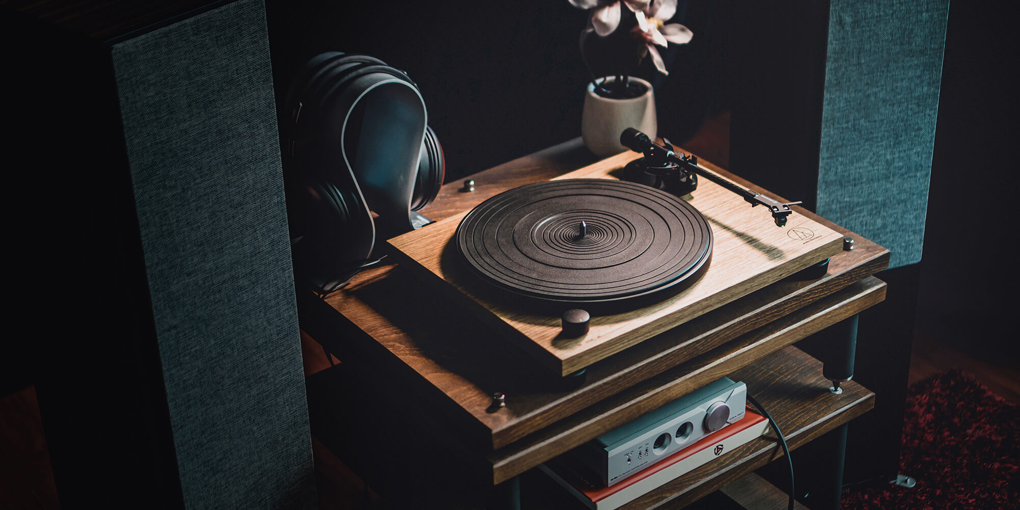 Stilski drveni gramofon u dnevnom boravku