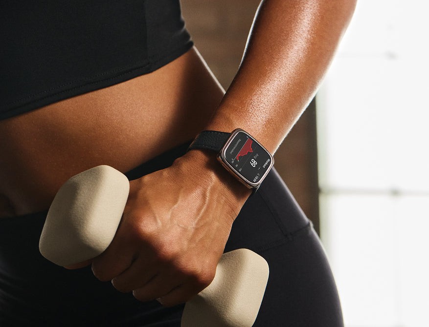 Vježbanje s bučicama i satom Amazfit na zapešću