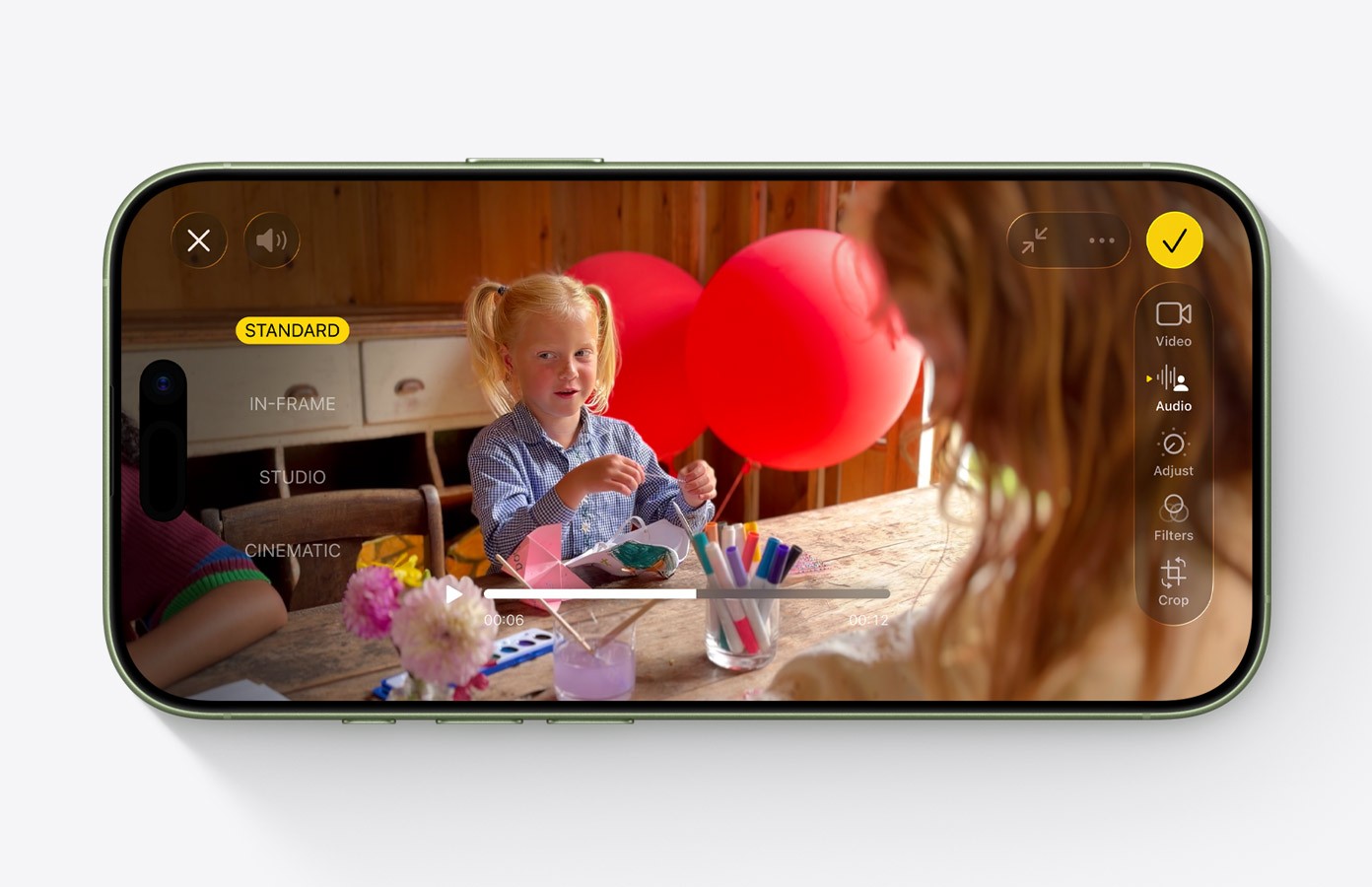 Snimanje videozapisa djevojčice na iPhoneu s prikazom postavki video načina